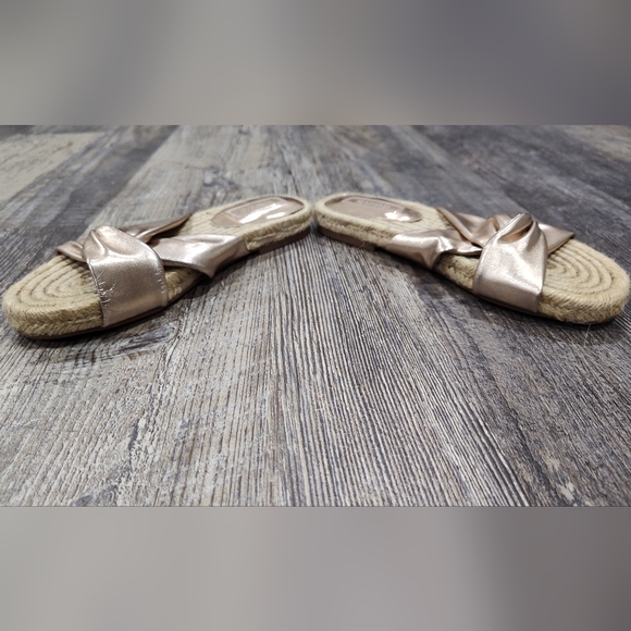 Forever 21 Women's Rose Gold Slides Sandals, Size 6 - Picture 3 of 6